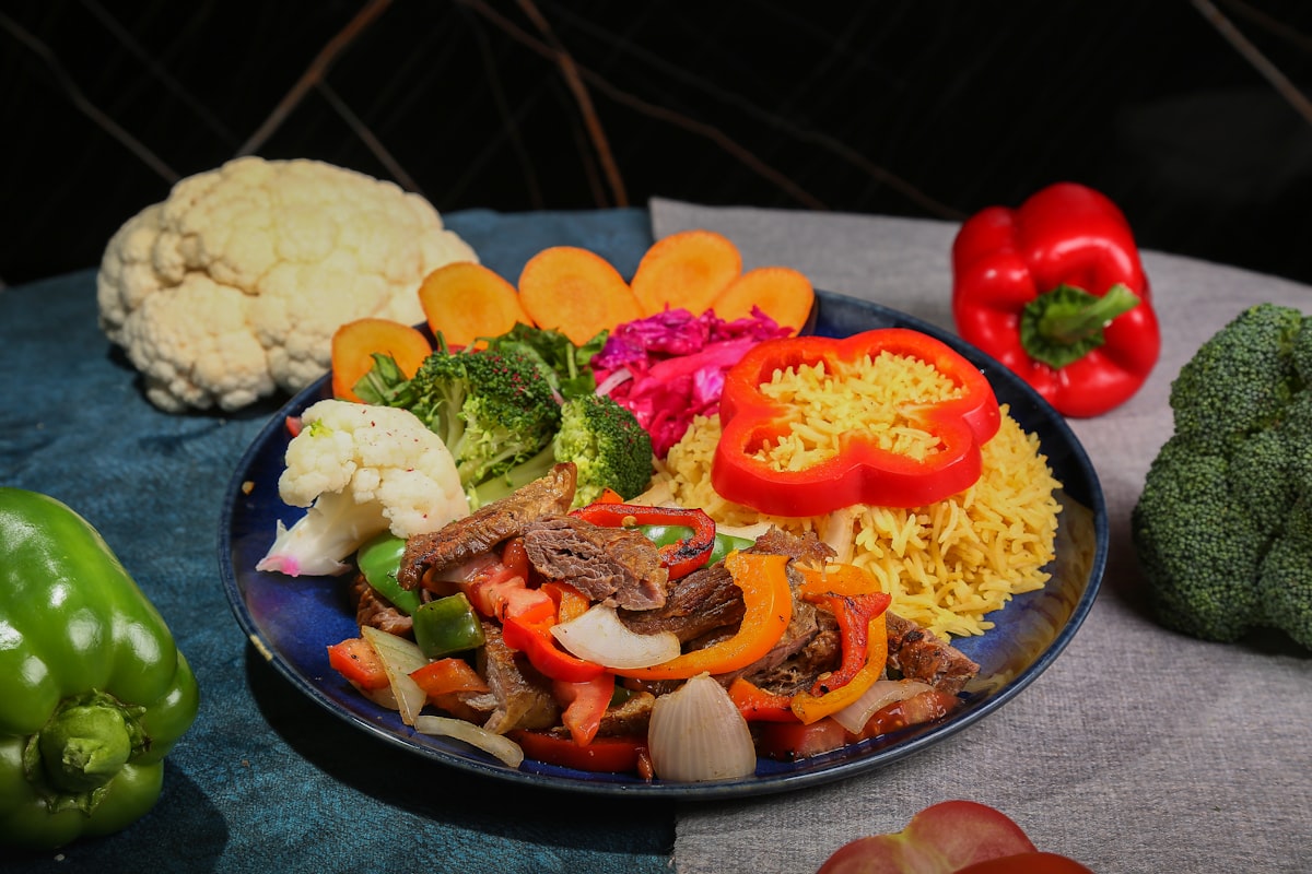 Salade colorée riche en légumes