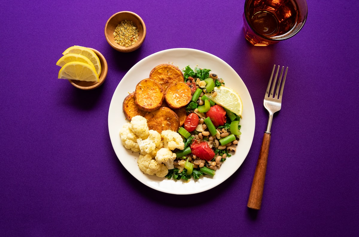 Plat de pâtes complètes avec légumes
